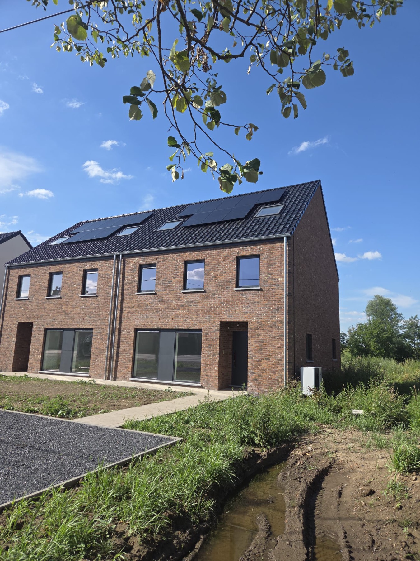 Maisons jumelées en brique avec panneaux photovoltaïques et pompe à chaleur