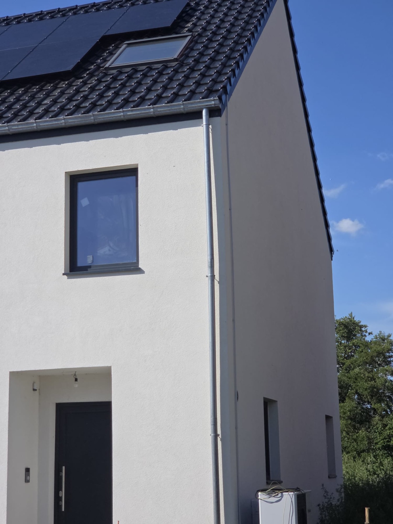 Panneaux photovoltaïques posés en pleine toiture sur une maison neuve
